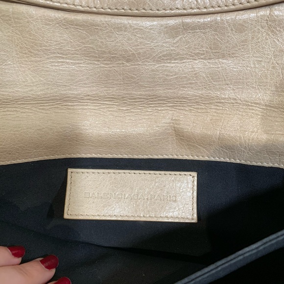 COPY - cream large balenciaga clutch - Picture 7 of 10